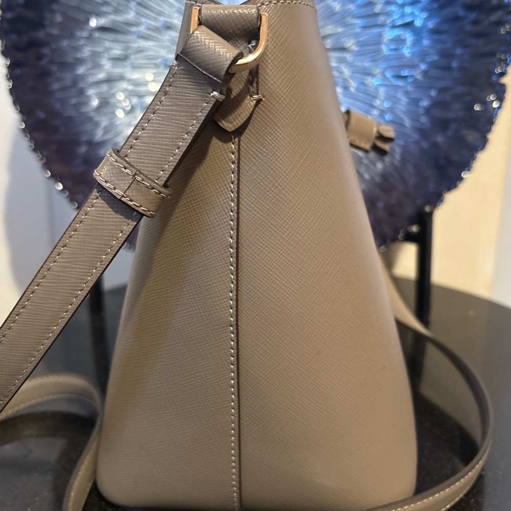 🍀Kate Spade Gray Bucket Bag w/ Crossbody Strap - Picture 4 of 5